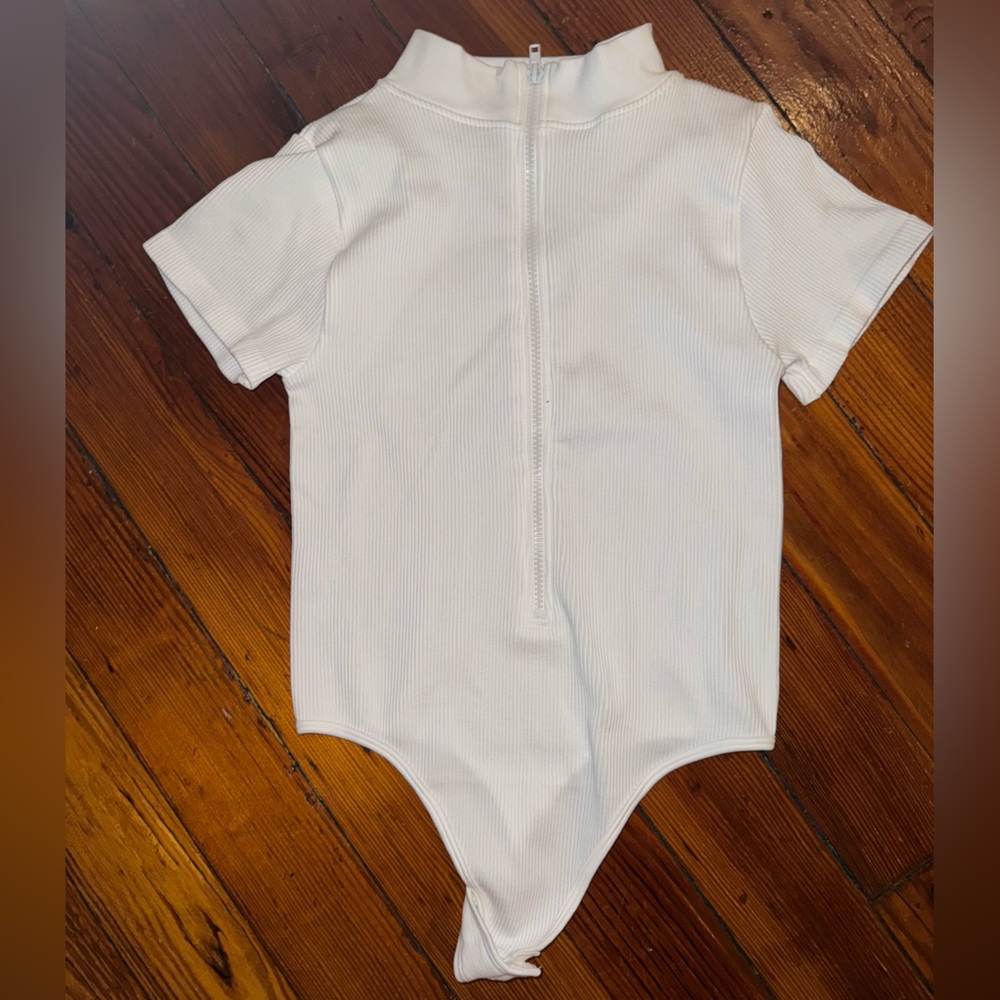 PrettyLittleThing White Ribbed Short Sleeve Zip Front Bodysuit - Picture 3 of 4